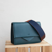 Load image into Gallery viewer, Leather shoulder bag